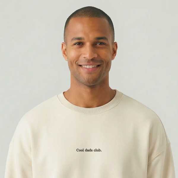 Besticktes Sweatshirt „Cool Dads Club“ – Geschenk für Väter & Vatertag Product Image