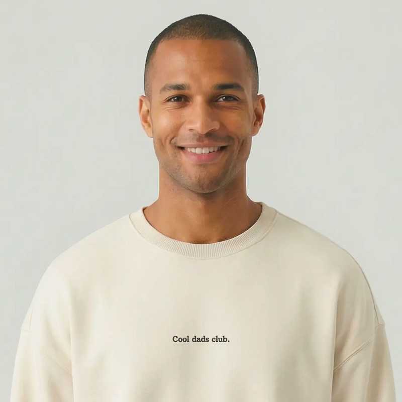 Besticktes Sweatshirt „Cool Dads Club“ – Geschenk für Väter & Vatertag Product Image 1